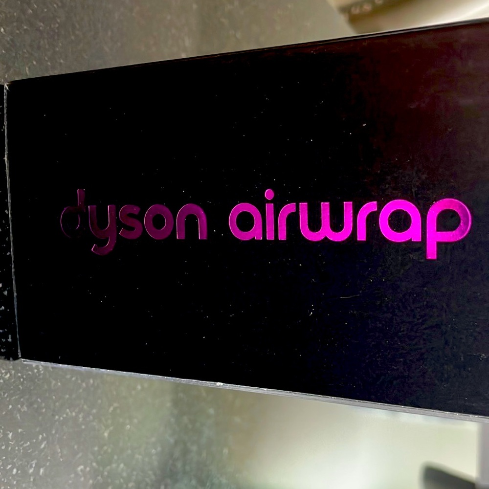 BRAND NEW Dyson air wrap 1.6/40mm barrell. In the color silver and fuchsia